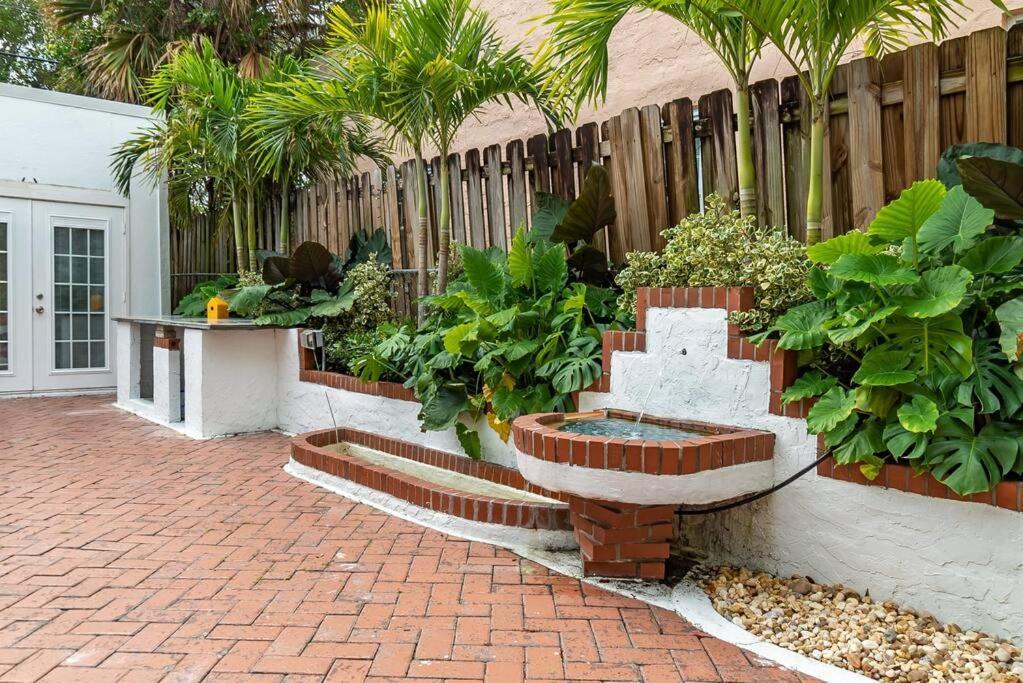 ウェストパームビーチGarden Oasis In Flamingo Parkアパートメント エクステリア 写真